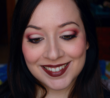 Trucco rosso con labbra scure: Ember + Conspiracy di Neve Cosmetics