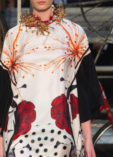 STAMPE, PATTERNS ED EFFETTI DI SUPERFICIE: BELLISSIMI DETTAGLI DALLA SETTIMANA DELLA MODA DI MILANO (MODA DONNA PRIMAVERA/ESTATE 2015) / 1