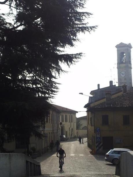 In bici sul Naviglio Grande - Milano, Italia