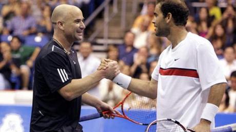 Agassi e Sampras: i due protagonisti del tennis anni '90 si stringono la mano