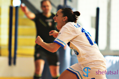 Alessia Guidotti segna il gol dell'1-0 nel big match della serie A di calci oa 5 femminile, tra Montesilvano e Acquedotto