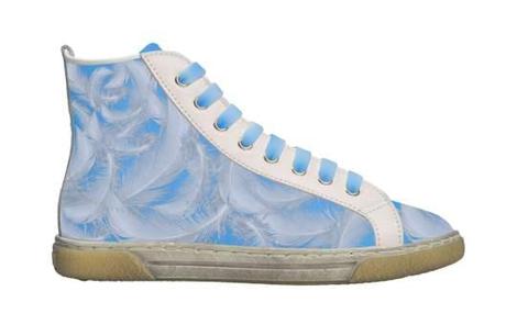 Sneakers #P5 sfondo azzurro con piume bianche: Personal Shoes