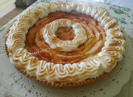 Crostata meringata alla cannella con crema agli agrumi e mele.