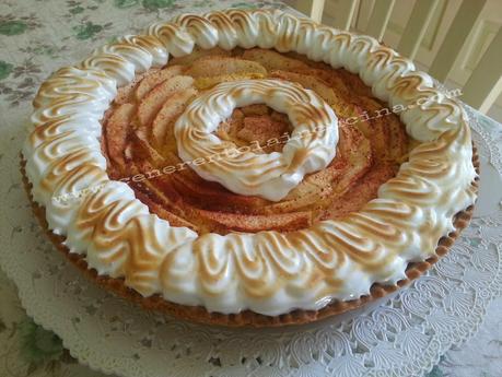 Crostata meringata alla cannella con crema agli agrumi e mele.