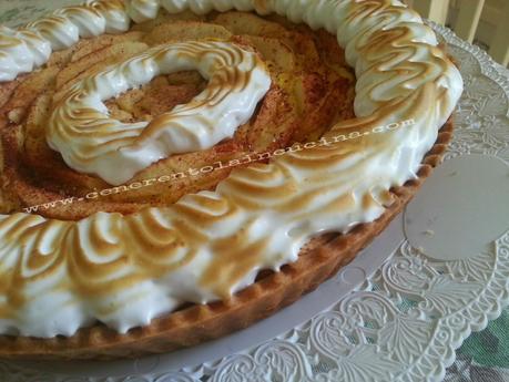 Crostata meringata alla cannella con crema agli agrumi e mele.