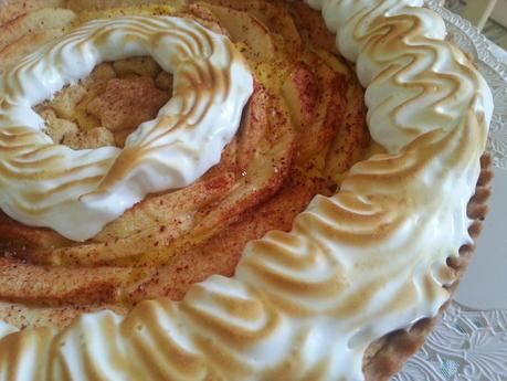 Crostata meringata alla cannella con crema agli agrumi e mele.