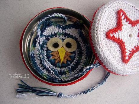 Scatoline stellate, metallo e cotone all'uncinetto gufo in scatola