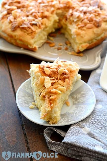 Torta brioche alle mandorle