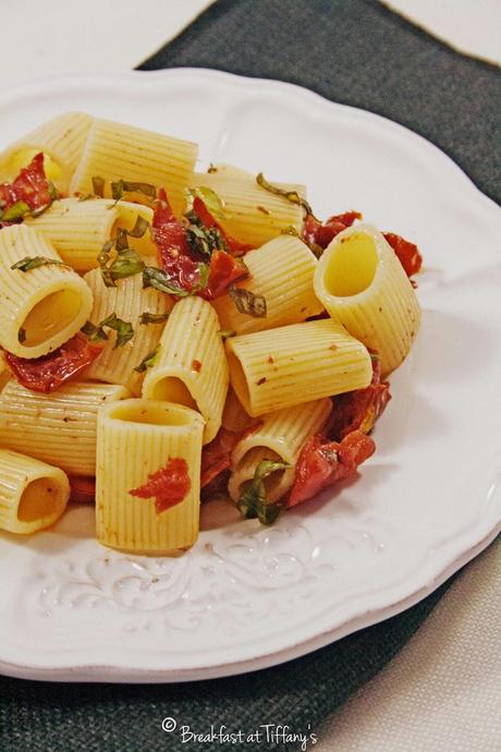 Pasta aglio, olio, peperoncino e pomodorini secchi / Pasta garlic, olive oil, red pepper and dried tomatoes