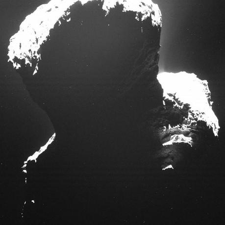 Una suggestiva immagine della parte oscura della cometa 67P/Churyumov-Gerasimenko. La luce retro diffusa dalle particelle di polvere cometaria rivelano un indizio della struttura della superficie. L’immagine è stata scattata da OSIRIS lo scorso 29 settembre da una distanza di circa 19 chilometri. Credits: ESA/Rosetta/MPS for OSIRIS Team MPS/UPD/LAM/IAA/SSO/INTA/UPM/DASP/IDA 