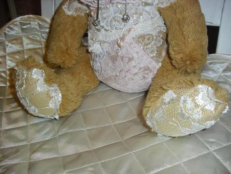 Shabby chic, Orso cucito con cura e pieno di merletti