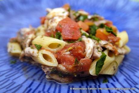 La pasta il mare e il pesce azzurro: mezze penne con sugo di acciughe e sardine