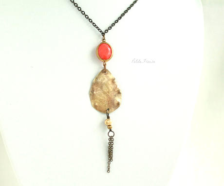 Collana amuleto con goccia in ottone martellato e pietra arancione corallo, handmade by PetiteFraise, tribale e boho