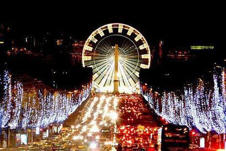 Le magiche illuminazioni natalizie degli Champs Elysées