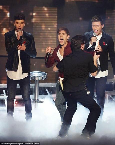 Squilibrato sale sul palco di X Factor UK.... e tutto continua come nulla fosse