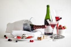 Bottiglie e calici di Brachetto d'Acqui, tipico vino spumante frizzante del Piemonte