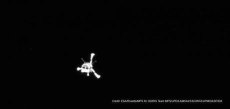 Philae mentre sta per raggiungere la cometa. La foto e' stata scattata dalla sonda Rosetta. Crediti ESA/Missione Rosetta