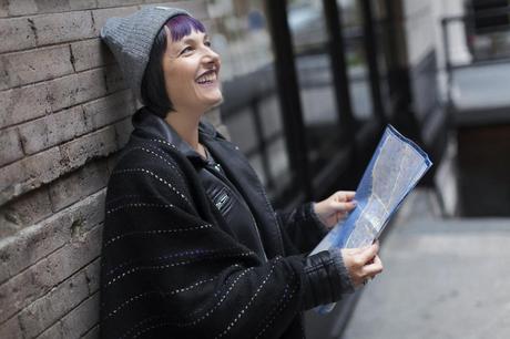 Smilingischic - New York -1006, Smile, donna che legge una cartina