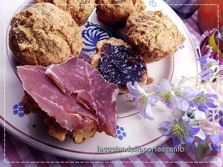 Panini al mais senza lievito e prosciutto di Cinta Senese / Rolls without yeast, corn and ham Cinta Senese