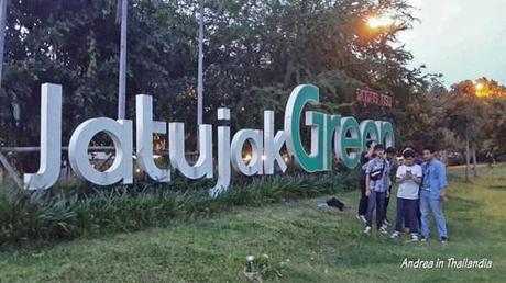 Jatujak Green, lo shopping notturno di Bangkok si tinge di verde...