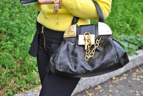 outfit giallo e nero abbinamenti giallo e nero come abbinare il giallo pantaloni neri con peplo sisley maglione giallo con scollo a v benetton giacca di pelle combipel décolleté francesco Biasia borsa braccialini bracciale con catena e monete majique majique london bracelet sweater benetton trousers sisley how to wear ywellow sweater black peplum trousers how to combine yellow and black outfit autunnali outfit novembre 2014 november outfits autumnal outfits fashion blogger italiane fashion blog italiani mariafelicia magno mariafelicia magno fashion blogger colorblock by felym fashion blogger bionde italian fashion bloggers fashion bloggers italy italian girls blonde girls