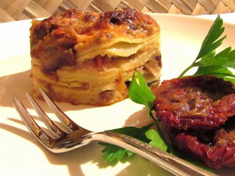 COME SABBIA, SALE, ZUCCHERO E SPEZIE. - LASAGNE PORCINI E SALSICCIA CON BESCIAMELLA AI POMODORINI SECCHI