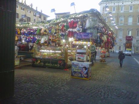 Il mostruoso mercatino di Piazza Navona resta uguale o cambia verso? Tutti i partiti alleati, dal Pd a Forza Italia, a difesa del peggior suk bancarellaro natalizio d'Europa