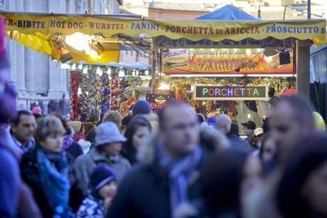 Il mostruoso mercatino di Piazza Navona resta uguale o cambia verso? Tutti i partiti alleati, dal Pd a Forza Italia, a difesa del peggior suk bancarellaro natalizio d'Europa