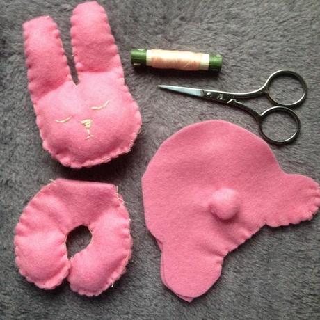 Pensierini e faidate: il coniglietto rosa portachiavi-feltro-coniglio