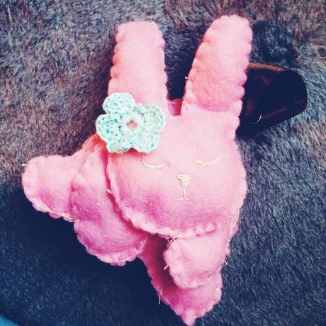 Pensierini e faidate: il coniglietto rosa keyholder-pink-bunny-felt