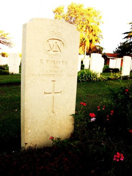 Miano, suggestioni al Cimitero di Guerra Inglese Stele funeraria.