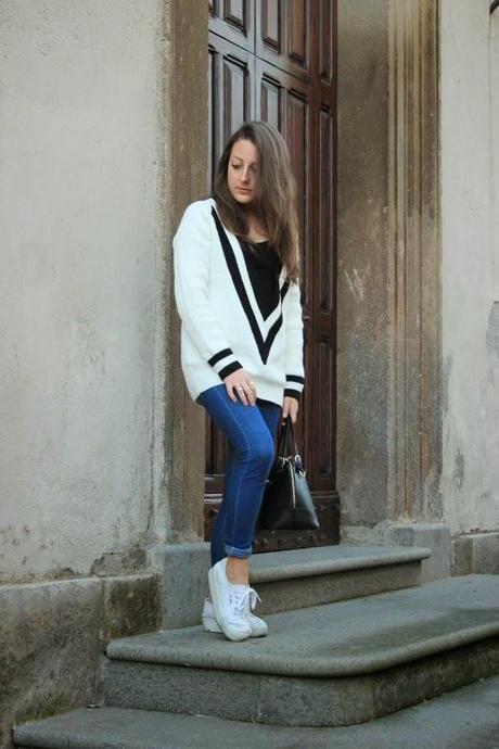 Maglione a v black and white - OUT-FIT