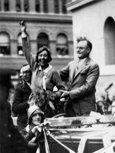 Amy Johnson accolta da una folla festosa al suo arrivo al municipio di Brisbane in Australia il 29 maggio 1930
