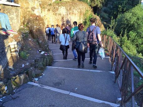 Foto spaventose. Ma se il Colosseo è il monumento più importante del mondo, perché il verde pubblico che ci sta attorno è ridotto in questa maniera? Foto spaventose. Ma se il Colosseo è il monumento più importante del mondo, perché il verde pubblico che ci sta attorno è ridotto in questa maniera?
