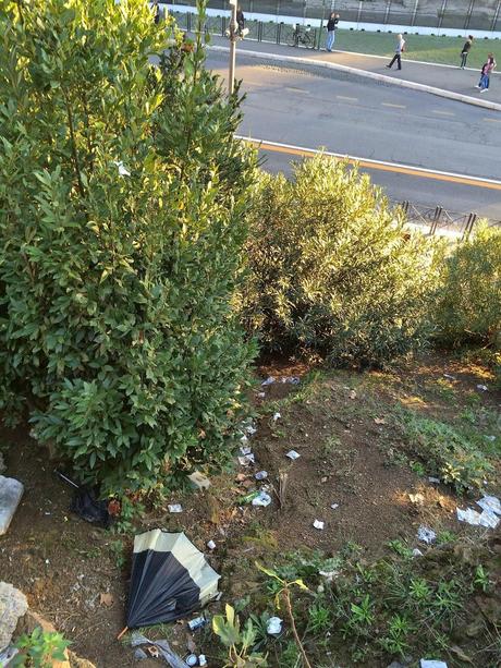 Foto spaventose. Ma se il Colosseo è il monumento più importante del mondo, perché il verde pubblico che ci sta attorno è ridotto in questa maniera? Foto spaventose. Ma se il Colosseo è il monumento più importante del mondo, perché il verde pubblico che ci sta attorno è ridotto in questa maniera?