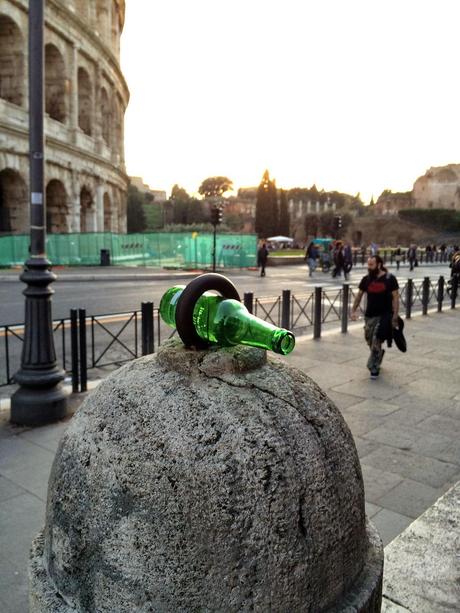 Foto spaventose. Ma se il Colosseo è il monumento più importante del mondo, perché il verde pubblico che ci sta attorno è ridotto in questa maniera? Foto spaventose. Ma se il Colosseo è il monumento più importante del mondo, perché il verde pubblico che ci sta attorno è ridotto in questa maniera?