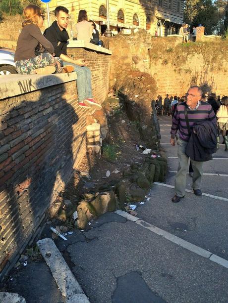 Foto spaventose. Ma se il Colosseo è il monumento più importante del mondo, perché il verde pubblico che ci sta attorno è ridotto in questa maniera? Foto spaventose. Ma se il Colosseo è il monumento più importante del mondo, perché il verde pubblico che ci sta attorno è ridotto in questa maniera?