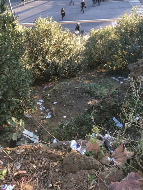 Foto spaventose. Ma se il Colosseo è il monumento più importante del mondo, perché il verde pubblico che ci sta attorno è ridotto in questa maniera? Foto spaventose. Ma se il Colosseo è il monumento più importante del mondo, perché il verde pubblico che ci sta attorno è ridotto in questa maniera?