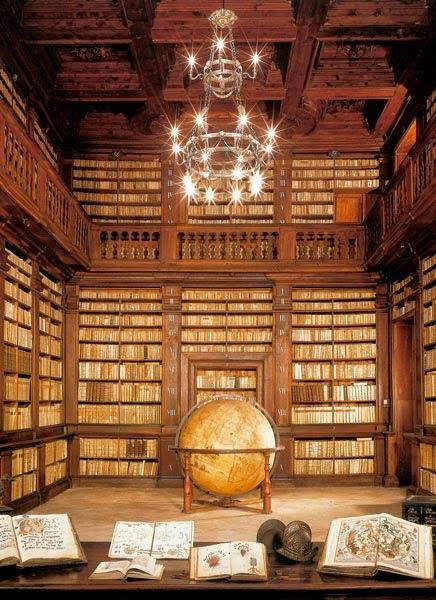 L'antica biblioteca di Fermo, Marche. The ancient library in Fermo, Marche