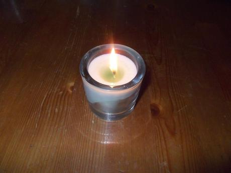 La delicata fiamma delle candele di soia La delicata fiamma delle candele di soia