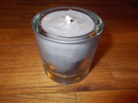 La delicata fiamma delle candele di soia