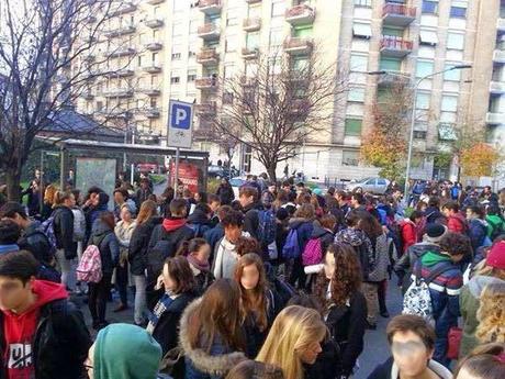 MILANO. Protesta degli allievi del Boccioni di Milano: sono al freddo, colpa della Provincia di Milano