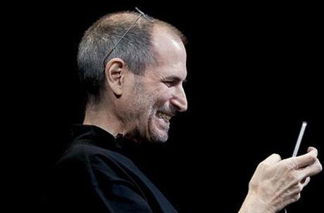 steve-jobs-iphone-4-facetime-smiling