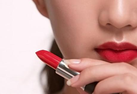 ragazza con rossetto rosso