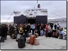 Brasiliani in fuga dalla Libia al loro arrivo in Grecia