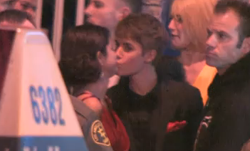 Bacio lesbo tra Justin Bieber e Selena Gomez