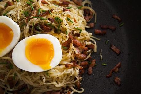 Noodle con pancetta soia e uova