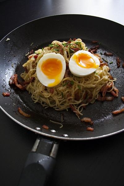 Noodle con pancetta soia e uova