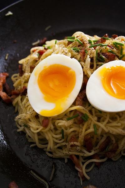 Noodle con pancetta soia e uova