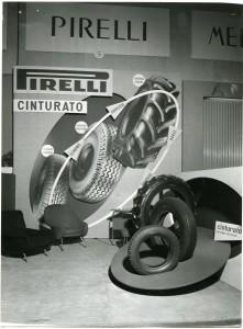 Vedute dello stand Pirelli allestito al Salone dell'Auto di Parigi del 1959. Esposizione del pneumatico 